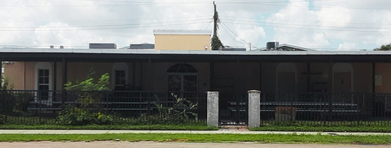 Exterior view of Masjid Al Iman Fort Lauderdale building